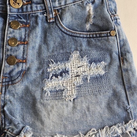 One‎ by One Teaspoon Cuffed Distressed Button Fly Denim Women's Shorts, Size 26 - Picture 3 of 7